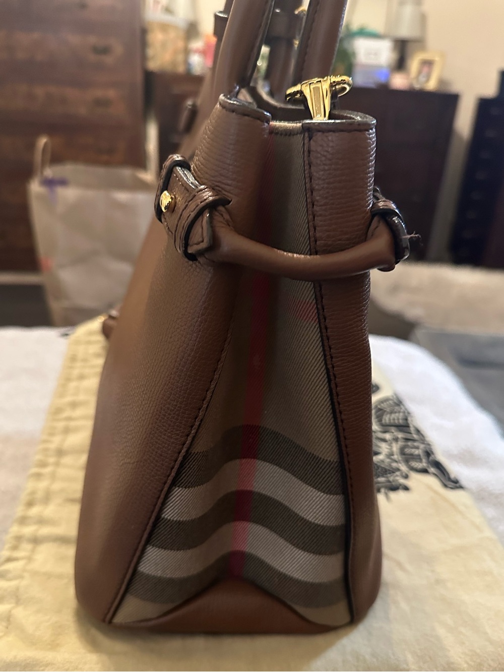 Burberry Medium Banner Tote Bag in Tan Grained Derby Leather - Picture 6 of 16